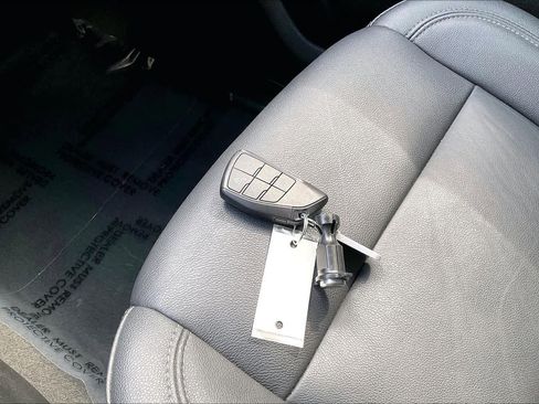 Used 2022 Chevrolet Suburban LT w/ Luxury Package image 11