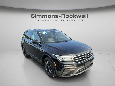 Used 2024 Volkswagen Tiguan SE w/ Panoramic Sunroof Package AWD/4WD image 7