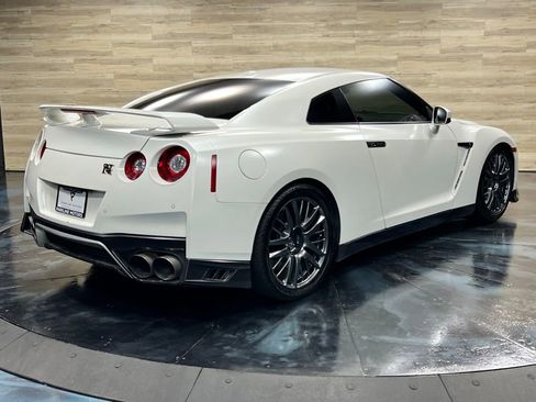 Used 2017 Nissan GT-R Premium image 14