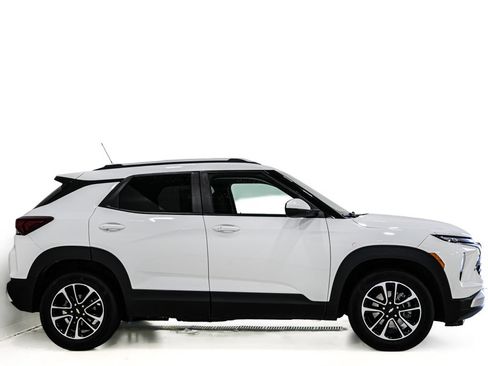 Used 2025 Chevrolet TrailBlazer LT FWD image 4