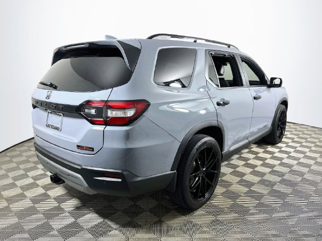 Used 2025 Honda Pilot TrailSport image 3