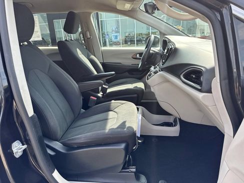 Used 2017 Chrysler Pacifica Touring w/ Tire & Wheel Group FWD image 27