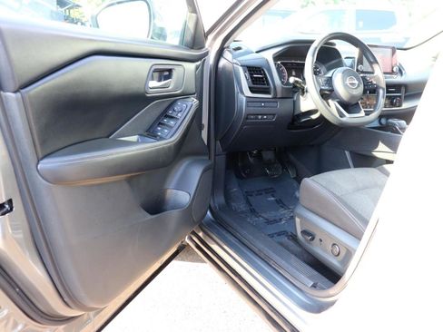 Used 2024 Nissan Rogue SV FWD image 10