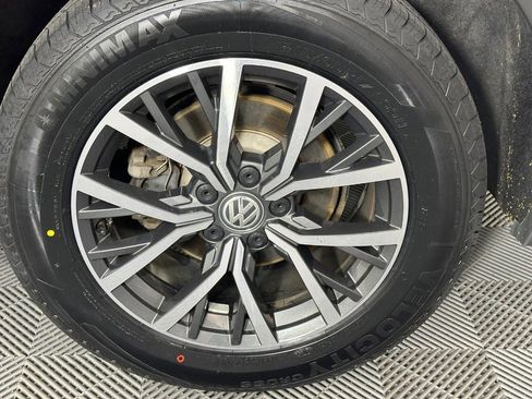 Used 2019 Volkswagen Tiguan SE image 9
