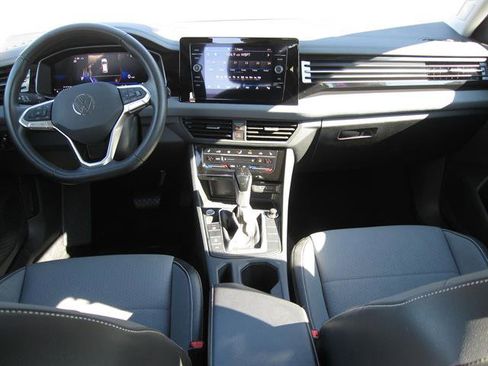 Used 2025 Volkswagen Jetta SE image 6