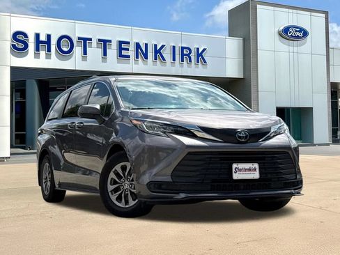 Used 2023 Toyota Sienna LE FWD image 1