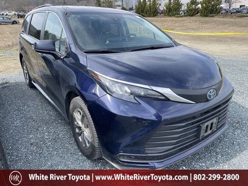 Used 2024 Toyota Sienna LE image 1
