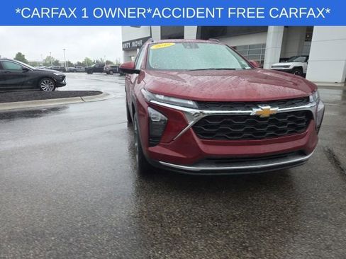 Used 2025 Chevrolet Trax LT w/ LT Convenience Package FWD image 4