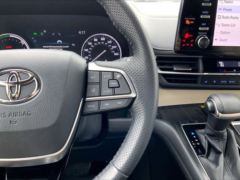 Used 2021 Toyota Sienna Limited image 25