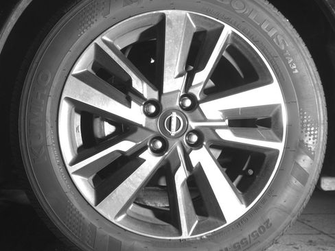 Used 2025 Nissan Versa SV image 12