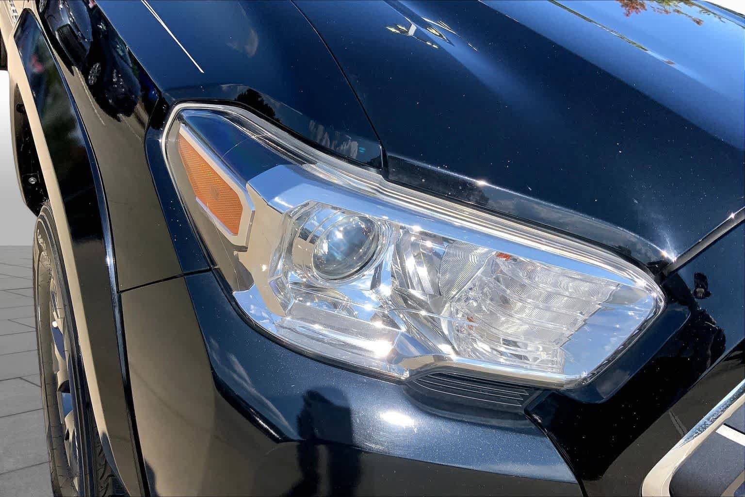 Used 2021 Toyota Tacoma SR5 w/ SR5 Appearance Package (SM) RWD image 26