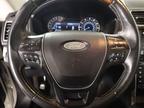 Used 2017 Ford Explorer Platinum image 3