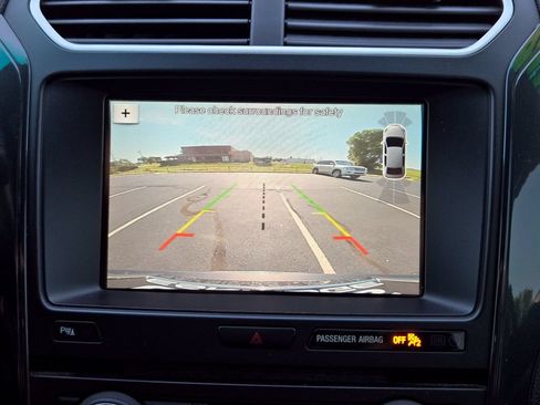 Used 2017 Ford Explorer XLT w/ Equipment Group 202A FWD image 19