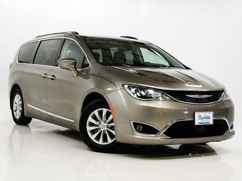 Used 2018 Chrysler Pacifica Touring-L image 5