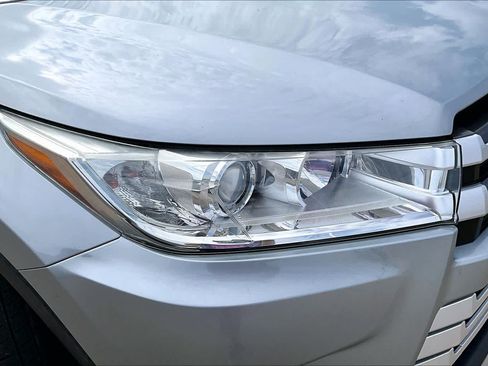 Used 2018 Toyota Highlander Plus FWD image 27