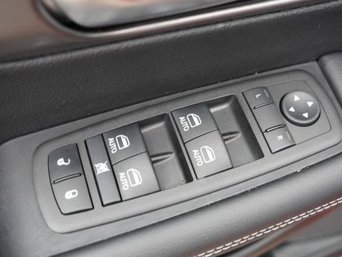 Used 2025 Chrysler Pacifica Select AWD/4WD image 26