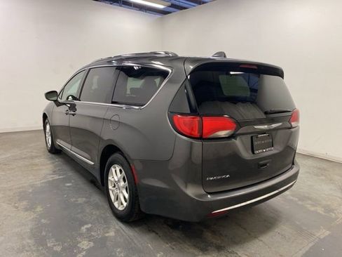 Used 2020 Chrysler Pacifica Touring-L FWD image 4