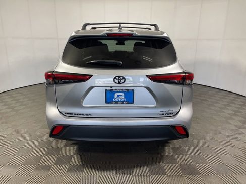 Used 2022 Toyota Highlander LE AWD/4WD image 6