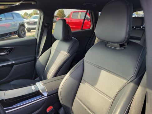 Used 2024 Mercedes-Benz GLC 300 w/ Winter Package image 11