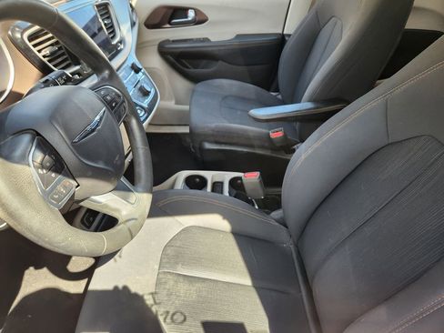 Used 2017 Chrysler Pacifica Touring w/ Tire & Wheel Group FWD image 8
