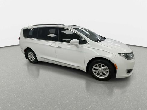 Used 2020 Chrysler Pacifica Touring-L FWD image 2