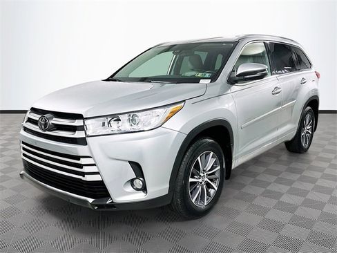 Used 2018 Toyota Highlander XLE image 3