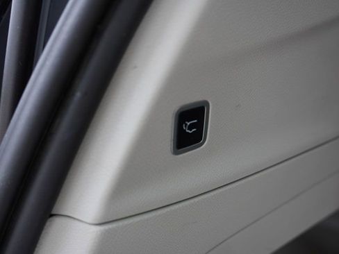 Certified 2024 Chrysler Pacifica Touring-L image 22