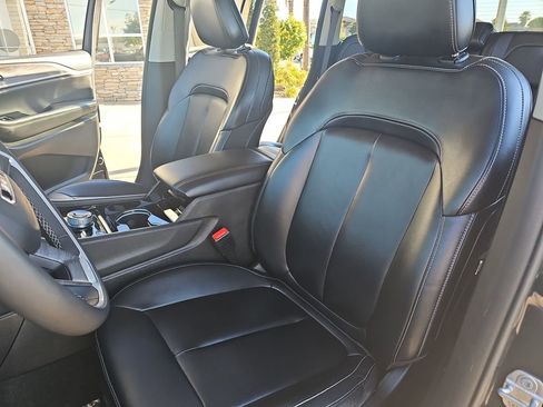 Used 2023 Jeep Grand Cherokee 4WD 4xe image 15