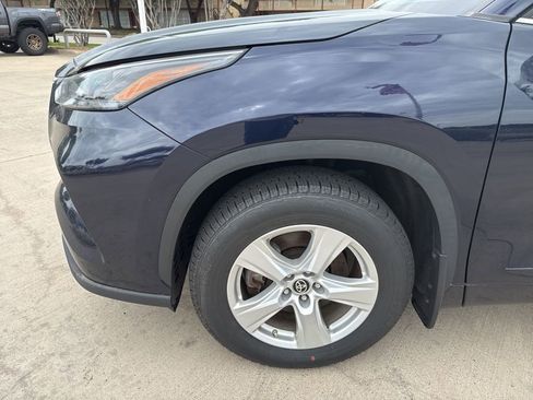 Used 2023 Toyota Highlander LE image 2