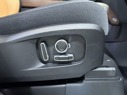 Used 2024 Land Rover Defender 130 X image 31