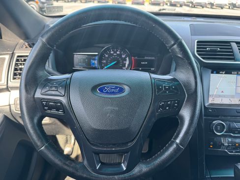 Used 2017 Ford Explorer XLT w/ Equipment Group 202A AWD/4WD image 13
