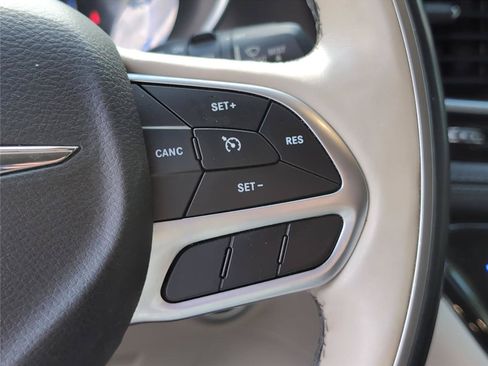 Used 2018 Chrysler Pacifica Limited FWD image 26