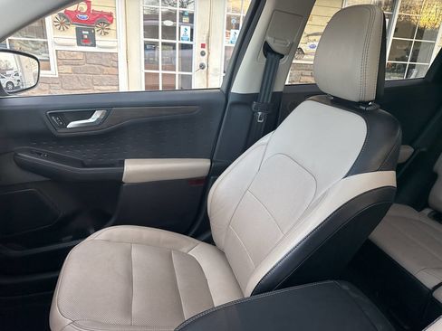 Used 2020 Ford Escape Titanium image 34