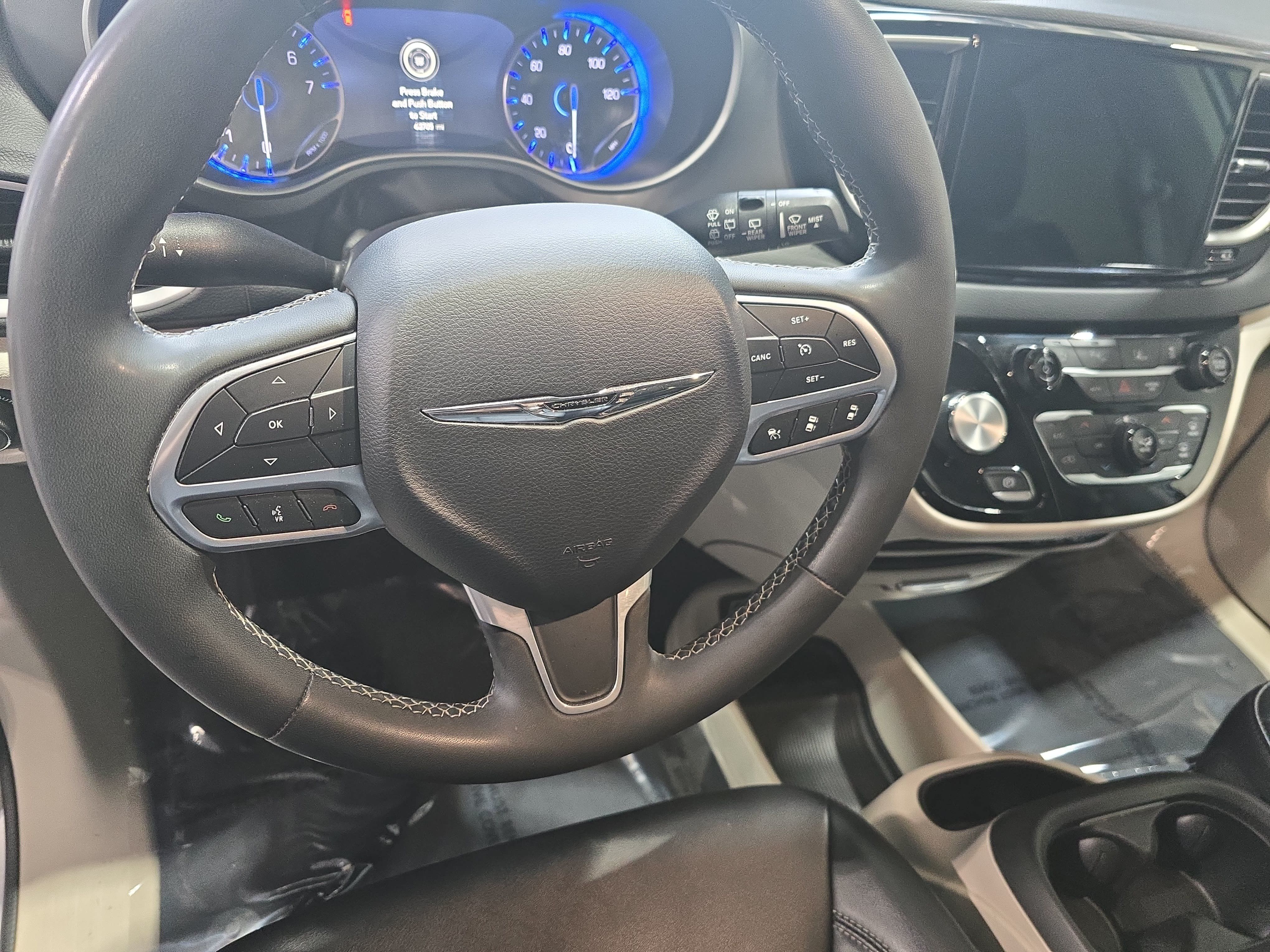 Used 2024 Chrysler Pacifica Touring-L FWD image 17