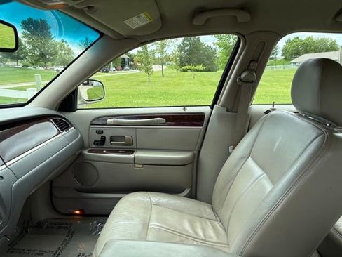 Used 2006 Lincoln Town Car Signature Limited RWD image 11