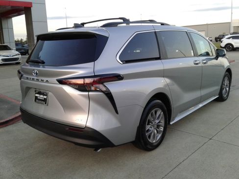 Used 2025 Toyota Sienna XLE image 7