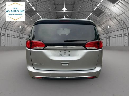 Used 2017 Chrysler Pacifica Touring-L FWD image 4