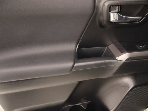 Used 2022 Toyota Tacoma TRD Off-Road image 16