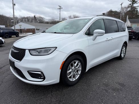 Used 2022 Chrysler Pacifica Touring-L image 3