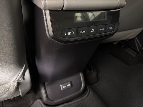 Used 2023 Toyota Highlander XLE image 34