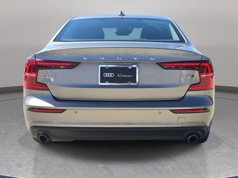 Used 2021 Volvo S60 T6 Momentum w/ Premium Package image 7