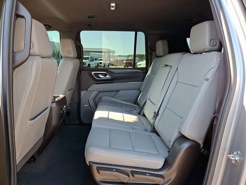 Certified 2023 Chevrolet Suburban Z71 w/ Luxury Package AWD/4WD image 10
