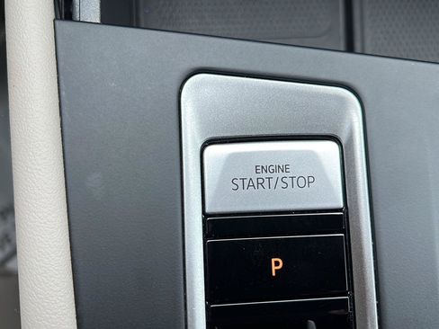 Used 2024 Volkswagen Atlas SE AWD/4WD image 14