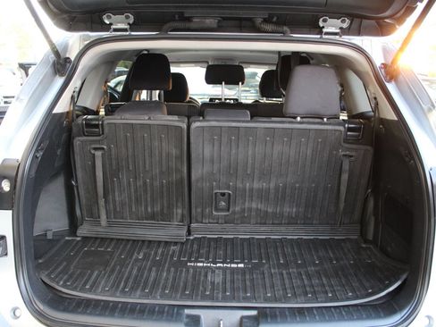 Used 2021 Toyota Highlander L FWD image 33