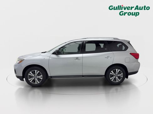 Used 2018 Nissan Pathfinder SV image 3
