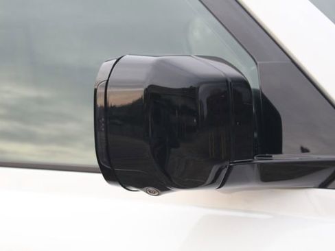 Used 2025 Land Rover Defender 110 X-Dynamic SE image 13