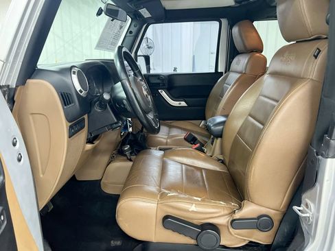 Used 2012 Jeep Wrangler Rubicon w/ Dual Top Group AWD/4WD image 18