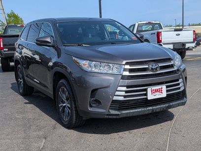 Used 2019 Toyota Highlander LE w/ Carpet Mat Package (TMS)