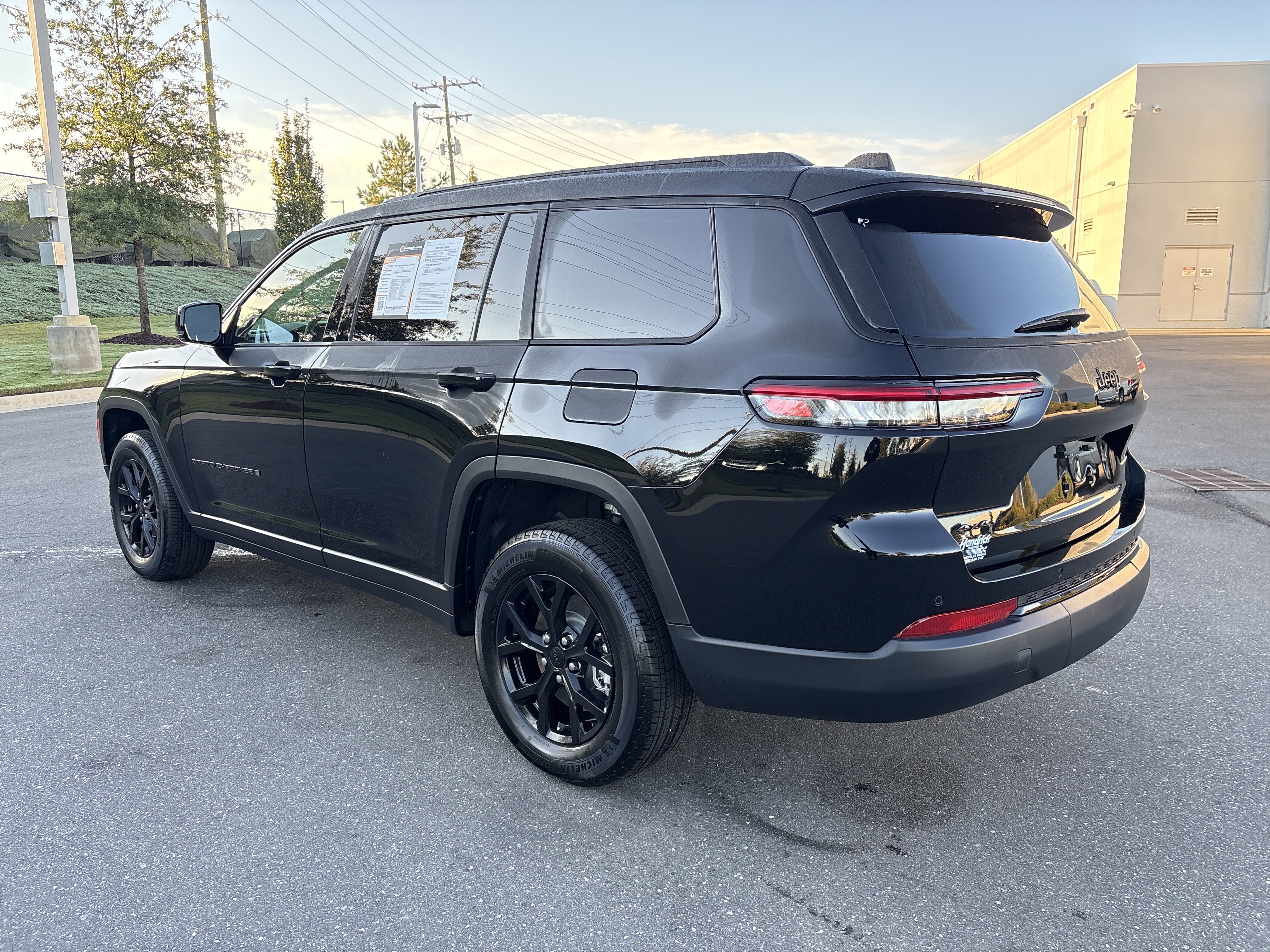 Used 2025 Jeep Grand Cherokee L Altitude AWD/4WD image 8