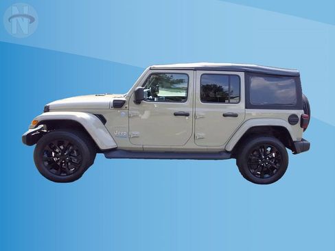 Used 2022 Jeep Wrangler Unlimited Sahara AWD/4WD image 5